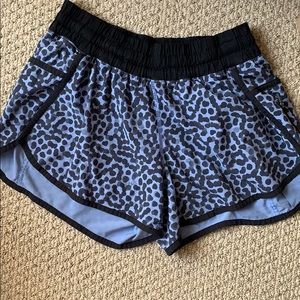 Lululemon Tracker Short 4” periwinkle shorts